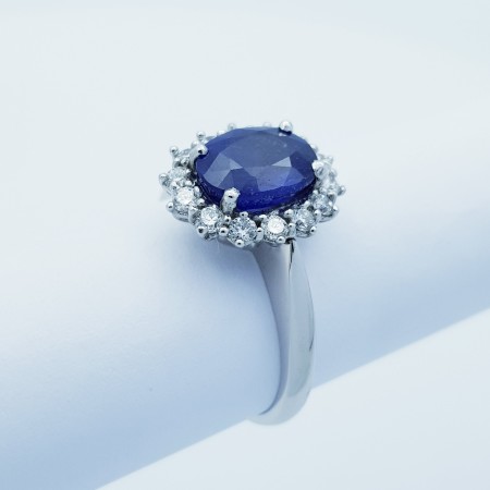 18kt gold ring with 2.62 ct Sapphire and 0.56 ct Total Diamonds - Model (MIDDLETON)