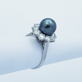 18kt white gold ring with Tahitian pearl and natural diamonds