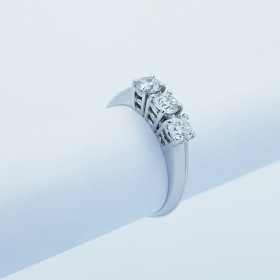 TRILOG RING in GOLD 18 kt 0.90 ct Total F VS