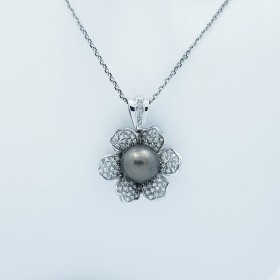 Ciondolo in Oro Bianco 18 kt con Perla Tahiti e Diamanti Certificati - Modello (Fiore)
