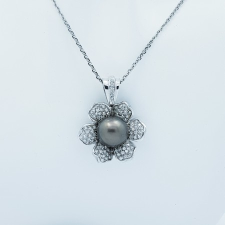 Pendant in 18 kt White Gold with Pearl and Certified Diamonds - Model (Flower)