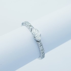 18kt Gold Ring with Certified Diamonds - Model (Shuttle)