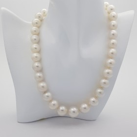 AUSTRALIA PEARLS 16 to 13 CARAT DIAMETER 18 KT GOLD CLASPS
