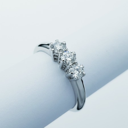 Trilogy Ring in 18kt Gold with Certified Diamonds 0.50ct Total - Model (Trilogy)