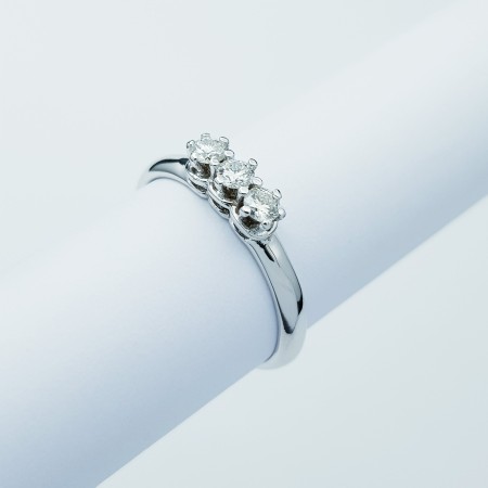 ANELLO TRILOGY con Diamanti Certificati 0.30 ct Totali - Modello (Eleonora)