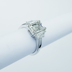 18kt Gold Ring with Certified Diamonds 3.84 ct Total - Model (Ever)