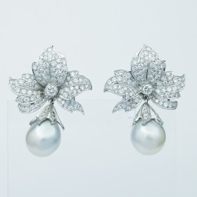 18 kt GOLD EARRINGS with DIAMONDS and PEARLS - Model (Leaf)