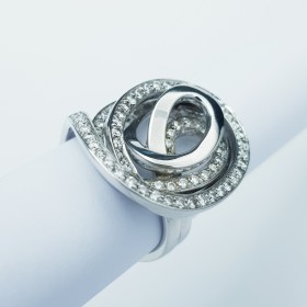 18 kt Gold Ring with Certified Diamonds 0.74 ct Total - Modelo (Mat)