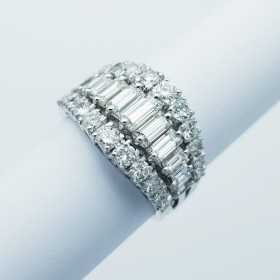 18 kt Gold Ring with Certified Diamonds - Model (Sweater)