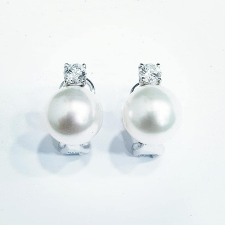 ORECCHINI PERLE AKOYA 12.5mm e DIAMANTI 0.40 Ct Totali in ORO BIANCO 18 kt