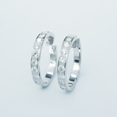 Boucles d'oreilles en or blanc avec diamants certifiés 4.00 ct Total