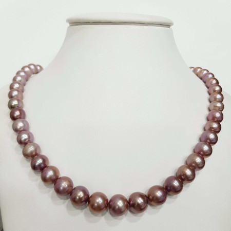 Le fil de collier de perles Biwa violet mesure de 11 à 13 mm longueur 42 cm